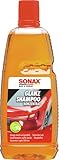 SONAX GlanzShampoo Konzentrat (1 Liter) durchdringt und löstr Schmutz gründlich, ohne Angreifen der Wachs-Schutzschicht | Art-Nr. 03143000