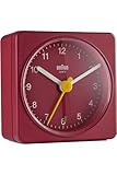 Braun Klassischer analoger Reisewecker, kompakte Größe, ruhiges Quarzuhrwerk, Crescendo-Alarm in Rot, Modell BC02R.