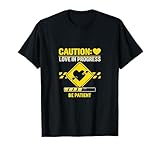 Warnschild Caution: Love in Progress, Neongelb T-Shirt