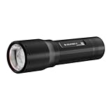 Ledlenser P7 LED Taschenlampe, 650 Lumen, 400m Zoomfokus, IP54, 30h Laufzeit, 175g starkes Licht, 4 x AAA Batterien, für Camping, Wandern, Hundespaziergang, Werkstatt