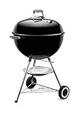 Weber Classic Kettle Holzkohlegrill, Ø 57cm Grillfäche, BBQ Grill mit porzellanemaillierten Deckel & Kessel, Deckelthermometer, Dreibein-Ständer & Räder, verchromter Grillrost - Schwarz (1341504)