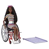 Barbie GRB94 - Fashionistas Puppe mit Rollstuhl und gekräuselten braunen Haaren, Kleid mit Regenbogenstreifen, weiße Sneaker, Sonnenbrille und Gürteltasche, Spielzeug für Kinder von 3 bis 8 Jahren