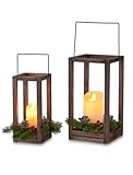 Romadedi Laterne Holz Groß Weihnachten - 2er Set 24/30cm Windlicht Kerzen Laterne mit Weihnachtskranz und LED Kerzen für Innen Tischdeko Balkon Kamin Wohnzimmer Fensterbank