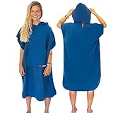 AUTDOOR® Mikrofaser Badeponcho Damen & Herren - nachhaltig aus 100% recycelten PET-Flaschen - Handtuch als Umziehhilfe für Strand und Wassersport - schnelltrocknend & kompakt (Medium, Blau)