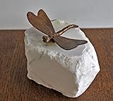 H. Packmor GmbH Bronzefigur eine kleine Libelle auf Stein
