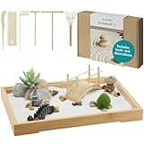 Navaris Mini Zen Garten Kit - Miniatur Sand Garten mit Zubehör - Deko Zengartenset inkl. u.a. Steine Rechen Pagode Brücke - eckiges Tablett - Sand in Weiß