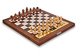 MILLENNIUM The King Performance M830 - Schachcomputer mit adaptiven Spielstufen. Mit Echtholz-Rahmen, Holzfiguren und 81 LEDs zur Zuganzeige. Online spielen via ChessLink-Modul.