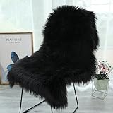 AMFUN Faux Lammfell Schaffell Teppich, Longhair Flauschiger Teppich, Flauschiger Schaffell Lammfell Fellteppich Waschbar, Weicher Fell Carpet für Stühle Sofa Schlafzimmer(Schwarz, 50 x 80 cm)
