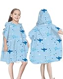 Rowjoy Kind Poncho Handtuch, Mikrofaser Badeponcho mit Kapuze, Kinder Strandtücher Poncho Ultra Weich und Saugfähig Badetuch für Kleinkind 3-8 Jahre Alt (Light Blue Shark)