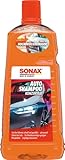 SONAX AutoShampoo Konzentrat (2 Liter) durchdringt und löst...