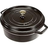 STAUB Gusseisen Bräter/Cocotte, Rund & Flach, 26 cm, 4 L, Aromaregen Funktion für optimale Befeuchtung, Für alle Herdarten inkl. Induktion & Backofen, Schwarz
