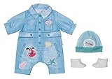 Zapf Creation 832592 BABY born Deluxe Jeans Overall 43cm - Puppenkleidung Set bestehend aus Puppen - Onesie, Mütze und Puppenschuhen in blau und weiß.