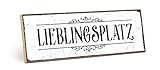 TypeStoff Holzschild mit Spruch – LIEBLINGSPLATZ – Grafik-Bild schwarz-weiß, Schild, Wandschild, Türschild, Holztafel, Holzbild als Geschenk und Dekoration - HS-00192
