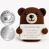 Tixlux Pocket Hug Glücklicher Bär, Kreative Strickwolle Bär Puppe und Kleine Umarmung Glücksbringer (Grau), MutmacherGeschenk, Gute Besserung Geschenk, Weihnachten