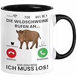 Trendation - Die Wildschweine Rufen An Tasse Geschenk für Jäger Lustiger Spruch als Geschenkidee zum Jagen (Schwarz)