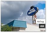 Allgemeine Ansicht des Schilds und der Indianer-Statue für das Trail Motel in Kellogg, Idaho, USA, auf Kühlschrankmagnet