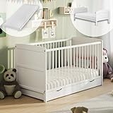 Babybett 60x120 umbaubar mit Schublade, Gitterbett, Kinderbett, höhenverstellbar & herausnehmbare Sprossen mit Matratze | weitere Größen: 70x140cm | 60x120cm: von Geburt bis 3. Lebensjahr, Weiß