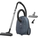 AEG CLEAN 6000 Staubsauger mit Beutel / hohe Saugleistung / inkl. Zusatzdüsen / 55 % Recyclingkunststoff / für Haustierbesitzer / Reinigen von Polstern / 12 m Aktionsradius / 850 W / Blau / AB61C2DBS