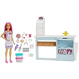 Barbie HGB73 - Tortenbäckerei Spielset mit Puppe (30 cm), Bäckerei, Kuchenherstellungsfunktion, +20 Zubehörteile: 2 Teigbehälter, Spritzbeutel, Dekors, Toppings & mehr, für Kinder ab 3 Jahren