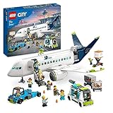 LEGO 60367 City Passagierflugzeug Spielzeug, großes Flugzeug-Modell mit 4 Fahrzeugen wie Vorfeldbus und Pushback-Schlepper, Plus 9 Minifiguren, tolles Geschenk zu Weihnachten für Jungs und Mädchen