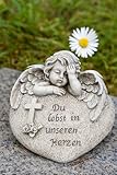 Schneemann-Versand Grabherz mit Engel – Gedenkstein mit Spruch „Du lebst in unseren Herzen“ – wetterfestes Dekoherz für das Grab, ca. 8x11,5 cm – Grabschmuck mit Kreuz & Rosen