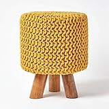 HOMESCAPES kleiner runder Strick Sitzhocker mit Holzbeinen, senf Fußhocker 32 x 32 x 42 cm, Strickhocker mit grob gestricktem Bezug aus 100% Baumwolle
