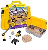 Kinetic Sand Baustellen Koffer - mit 907 g original magischem kinetischem Sand aus Schweden, Baustellenfahrzeug und Zubehör für kreatives Indoor-Sandspiel, für Kinder ab 3 Jahren