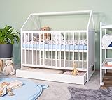 Alcube Babybett Komplett Set 60x120 cm Charlie mit Matratze und Schublade I Gitterbett Hausbett 120x60 höhenverstellbar und umbaubar Massivholz Baby Bett Juniorbett Kinderbett - Weiß