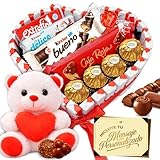 Überraschungsherz als Geschenk mit Plüschtier und über 40 Pralinen und Schokoladen – Ferrero Rocher, Lindt, Caja Roja, Kinder – Personalisierte Grußkarte