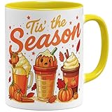 OM3® süße Herbst Kaffee-Tasse mit Spruch - gemütliche Herbstzeit - Halloween - Pumpkin Kürbis Tis' the Season - Keramik Becher - 325ml - Beidseitig Bedruckt - Gelb