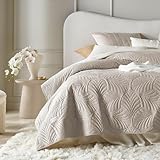 ROOM99 Feel Elegante Tagesdecke in Beige 220 x 240 cm Vielseitige Wohndecke als Bettüberwurf oder Sofaüberwurf Überwurfdecke für Bett und Sofa Steppdecke Stil Ideal als Bedspread Velvet Samt