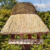 VOSS.garden Vogelvilla XL Föhr mit Reetdach, Naturbelassene Birke 50cm große Futterplatte, Vogelfutterstation Futterhaus Vogelhaus Vogelhäuschen
